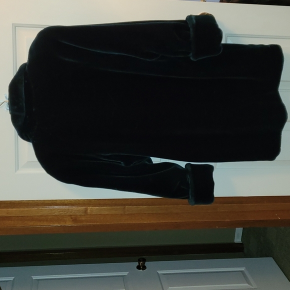 Donnybrook Winter faux fur coat. - Picture 3 of 3